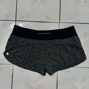 Vuori Omni Women's Athletic Shorts - Black and Gray xl